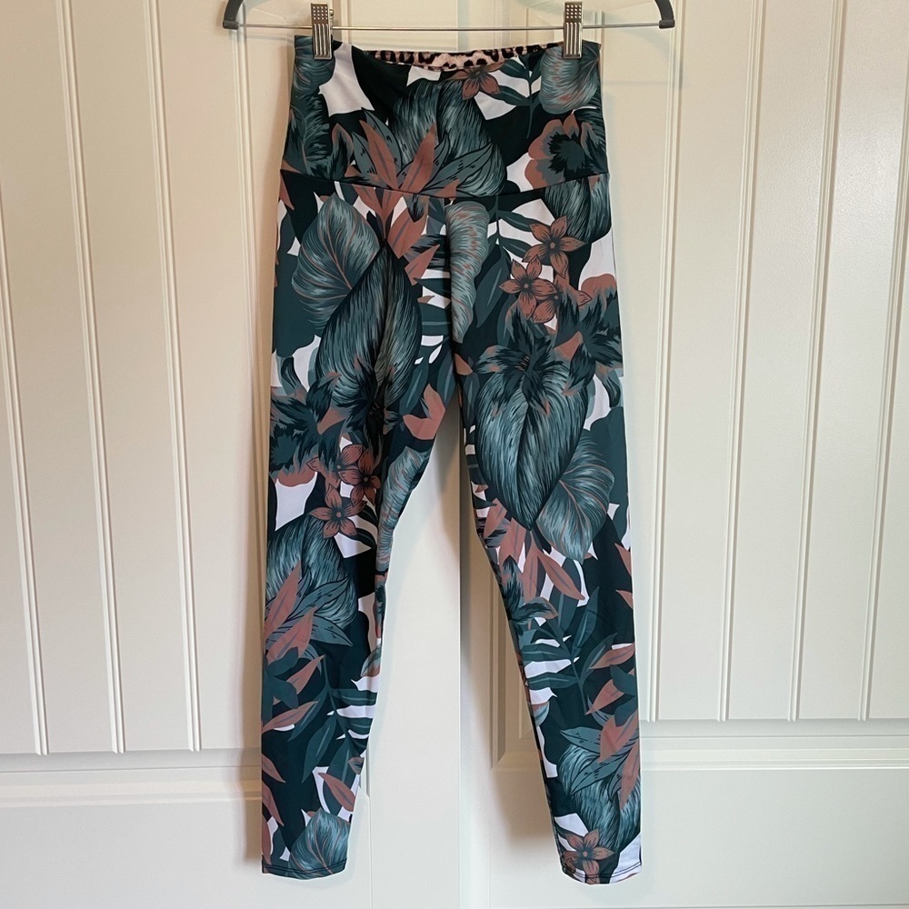 Onzie tropical print leggings size S/M